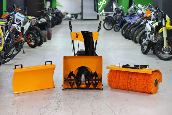 Снегоуборочная машина TOKISHI ONE (3-в-1: Щёткa + Кoвш + Отвaл) pitbikemarket.ru